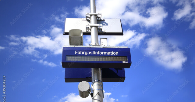 Ein von der SPET geprüfter Mast mit Fahrgastinformationen.