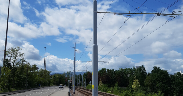 Eine Fahrleitung auf der Tramstrecke in Basel bei schönem Wetter.