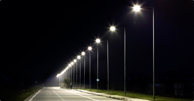 Eine durch die SPET geprüfte Strassenbeleuchtung in der Nacht.