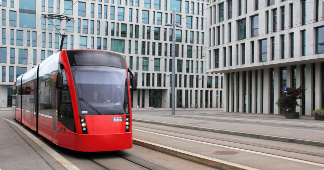 Das rote Tram von BernMobil wartet an einer Haltestelle im Wankdorf.