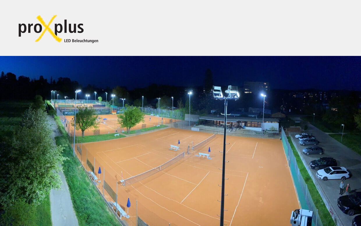 Abstrakte Darstellung der Webseite von proXplus AG mit einem Tennisplatz bei Nacht.