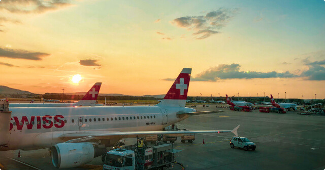 Deux avions Swiss ravitaillés au coucher du soleil.