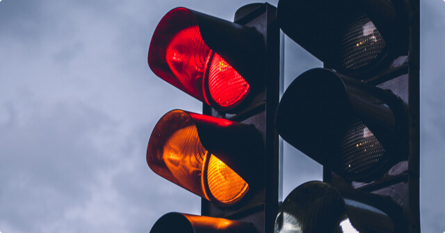 Un feu de signalisation testé NDT passant du rouge à l'orange.