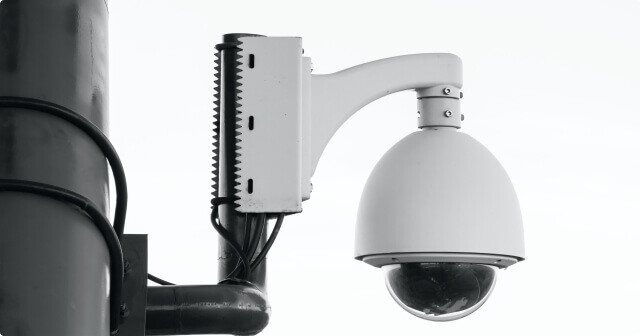Les caméras de surveillance sont indispensables dans les environnements privés et publics.