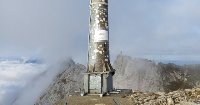 Inspection de mâts sans limites. Un mât de transmission au Pilatus.