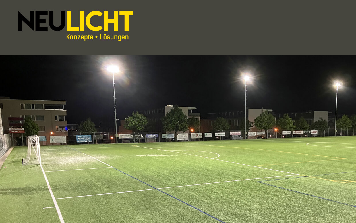 Représentation abstraite du site web de Neu-Licht GmbH avec un terrain de football éclairé par des projecteurs.