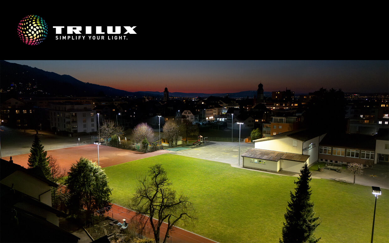 Représentation abstraite du site web de Tulux SA avec un terrain de football pendant la nuit.